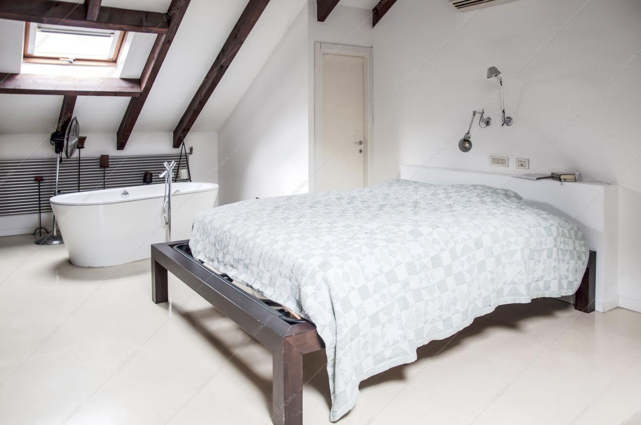 Camera da letto con vasca da bagno