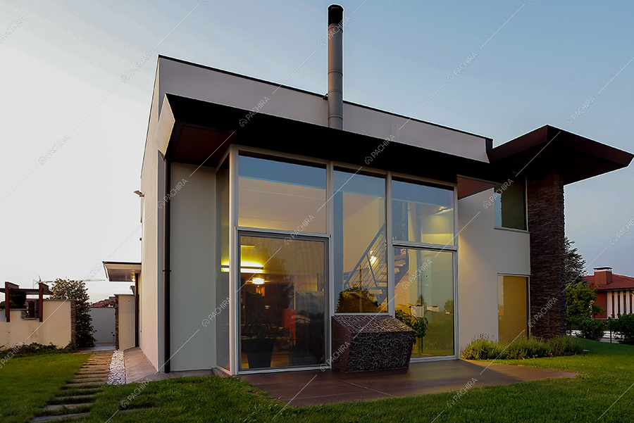 Esterni della villa Krakatoa, location in stile moderno a Udine