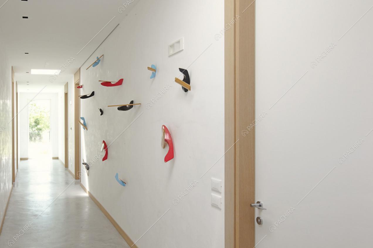 Decorazioni sulla parete bianca del corridoio