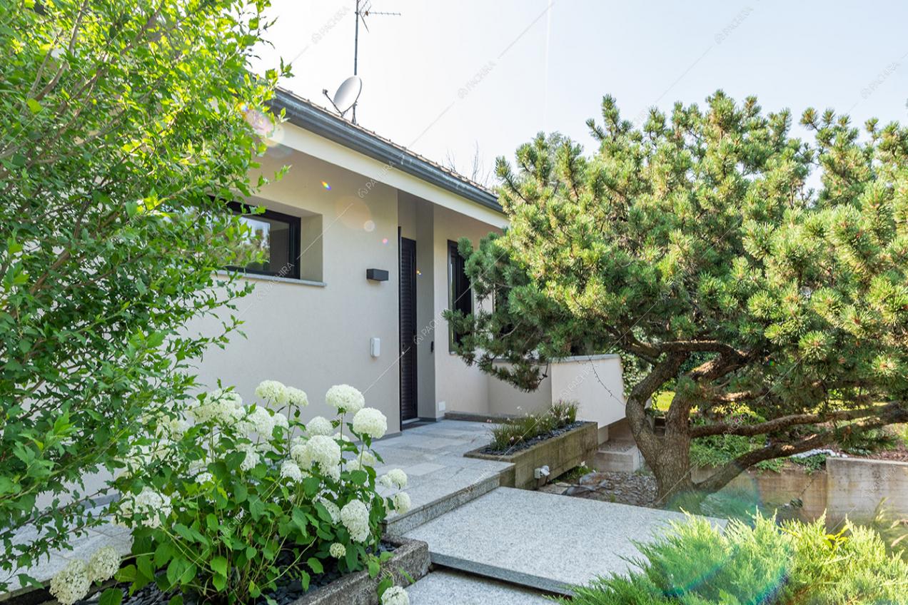 Esterni della villa Guadiana, location in stile moderno a Como