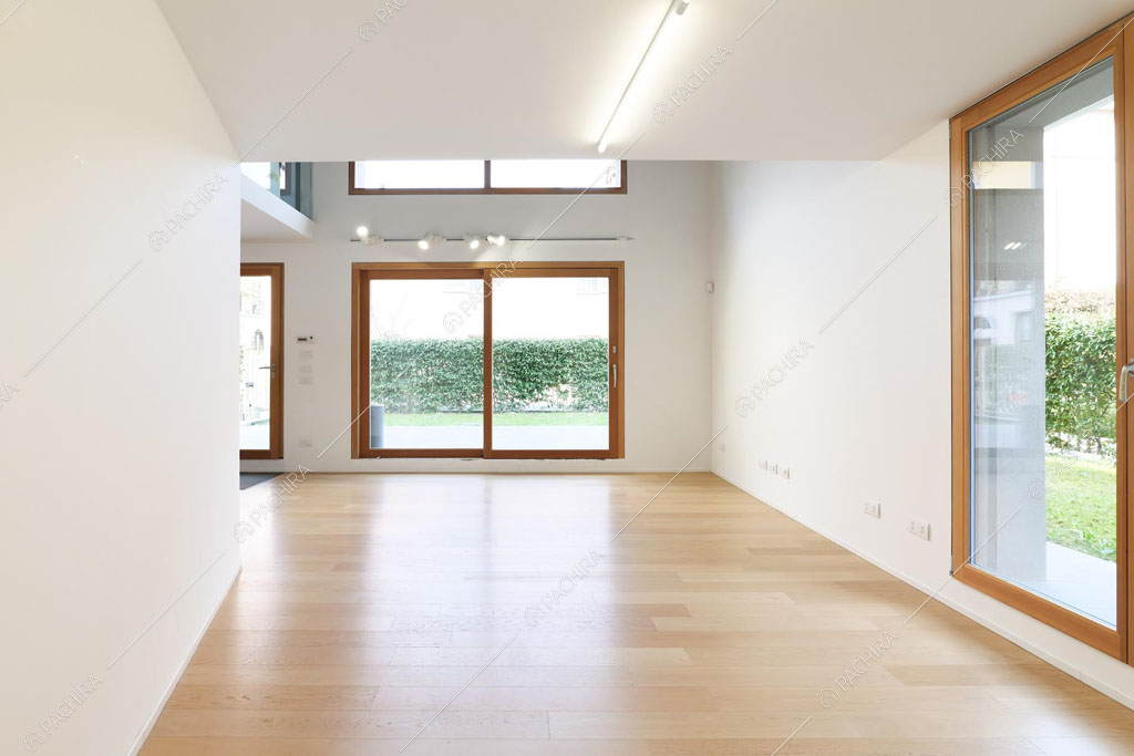 Luminoso salone con pavimento in parquet dell'espositivo Apocino, location in stile contemporaneo a Milano