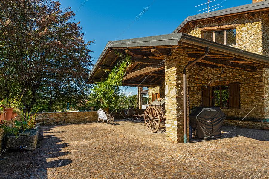 Esterni della villa Rhone, location in stile rustico a Lecco