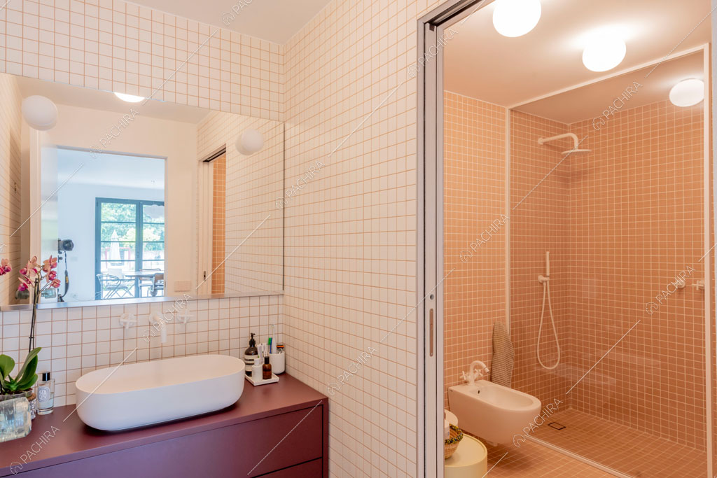 Bagno del loft Tigri, location in stile contemporaneo a Milano