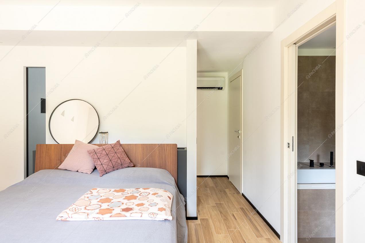 Camera da letto della villa Guadiana, location in stile moderno a Como