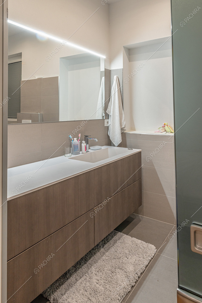 Grande mobile bagno in legno con piastrelle su pavimento e pareti