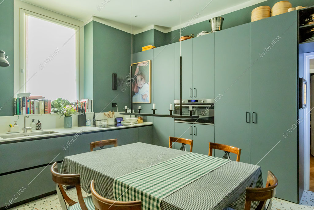 Cucina dell'appartamento Don, location in stile contemporaneo a Milano