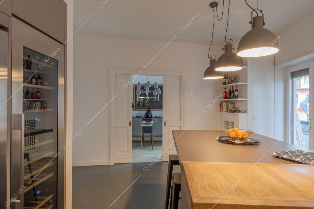 Cucina dell'appartamento Mizuna, location in stile contemporaneo a Roma