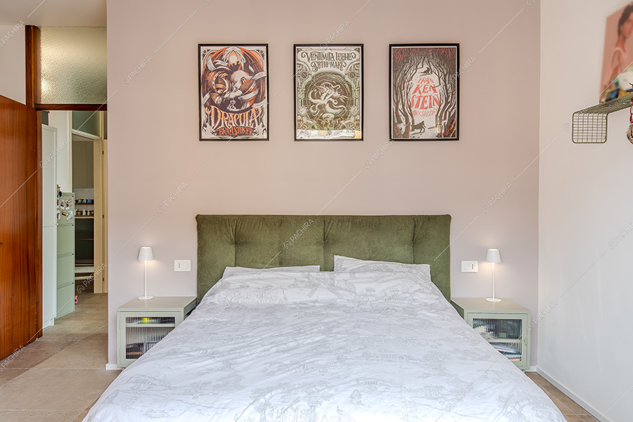 Camera da letto dell'appartamento moderno Vecia, location per shooting a Monza