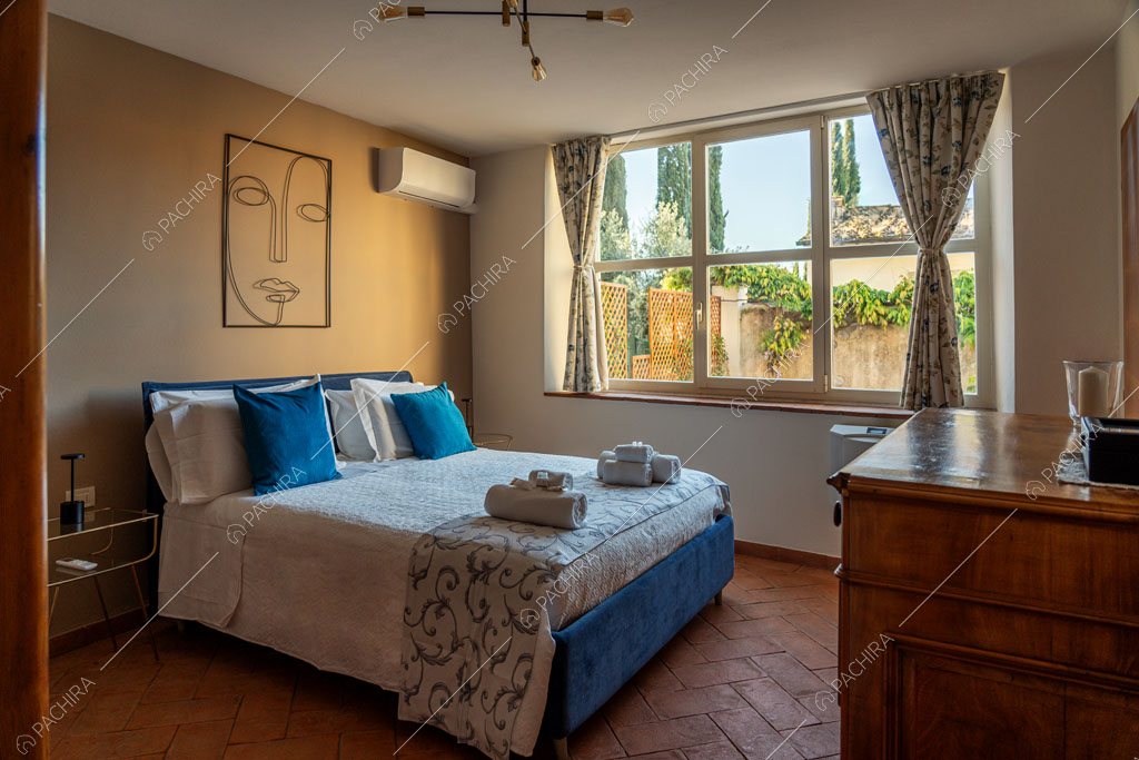 Camera da letto della villa Variscite, location in stile moderno a Firenze