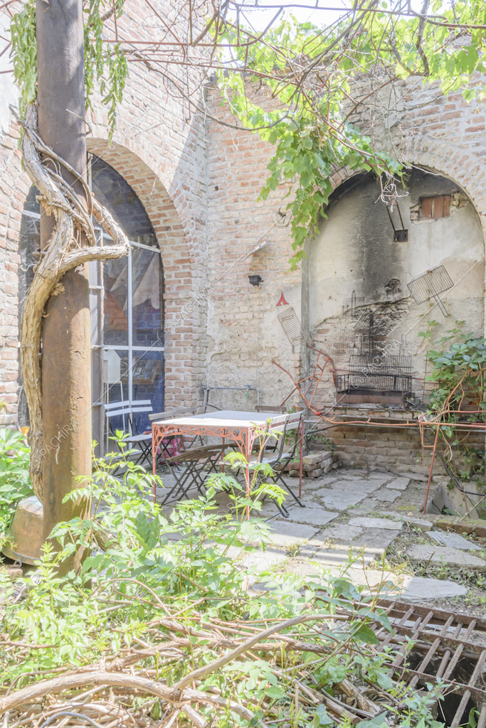 Angolo di cortile con tavolo, sedie e piante