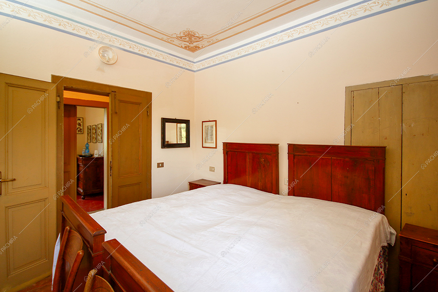 Camera da letto della villa Kurili, location in stile classico a Bergamo