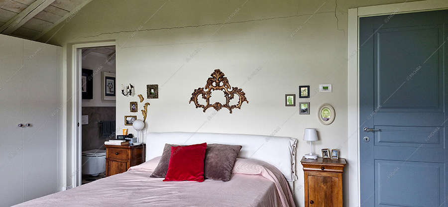 Camera da letto della villa Jaspis, location in stile moderno a Novara