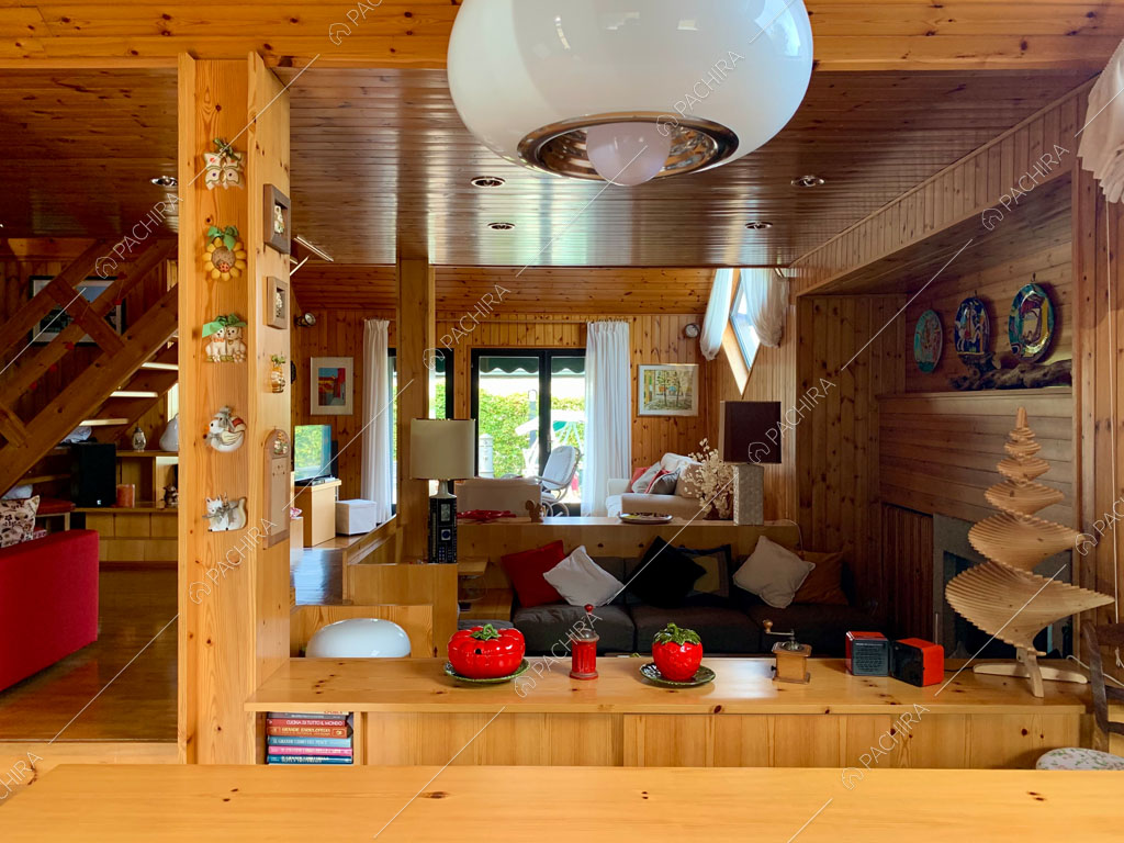 Zona living dello chalet Bulbine, location in stile moderno a Belluno