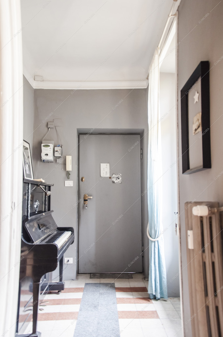 Porta d'ingresso grigia e pianoforte