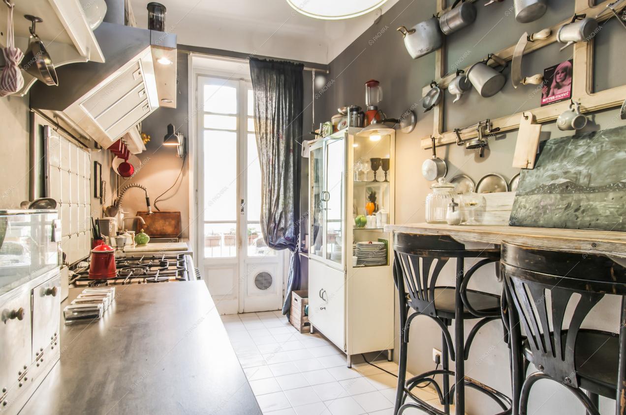 Cucina a parete con fornelli a gas
