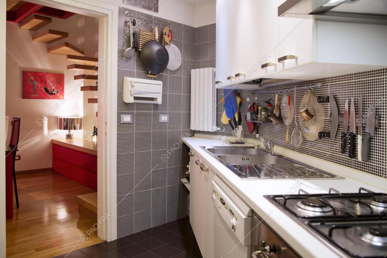 Cucina a parete con fornelli a gas