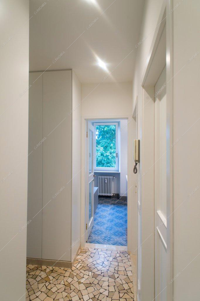 Dal corridoio bianco vista sul bagno
