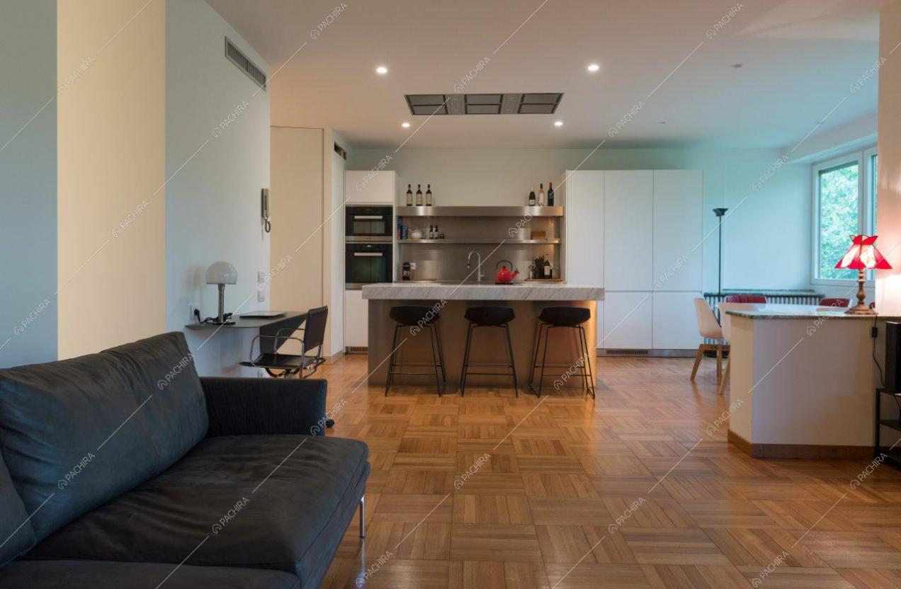 Dal salotto vista sulla cucina con scrivania e tavolo da pranzo