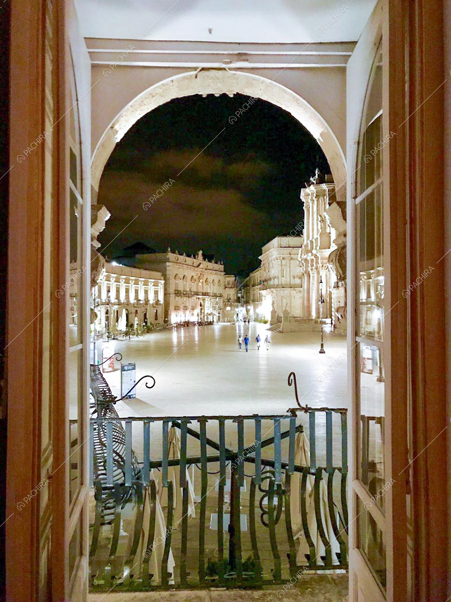 Balcone della dimora storica Papiro, location in stile classico a Siracusa
