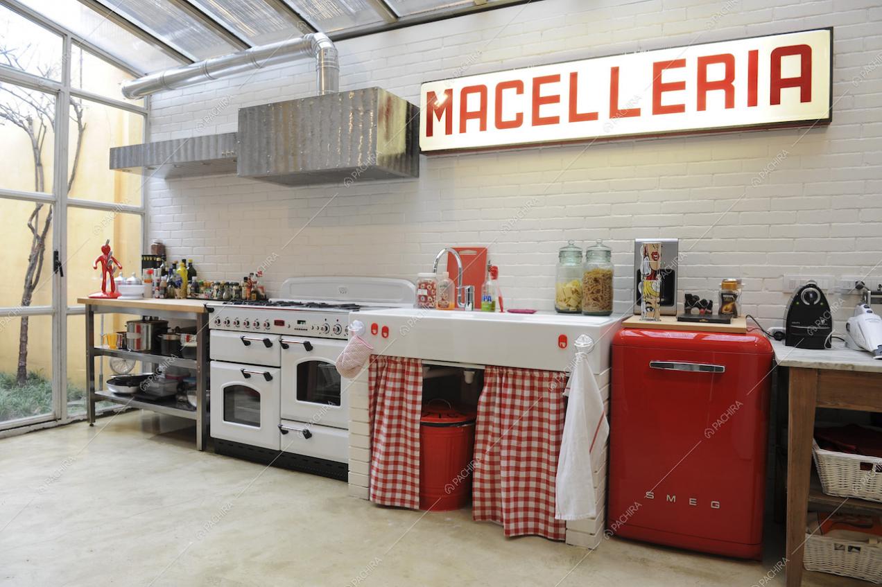 Cucina a parete con insegna luminosa vintage