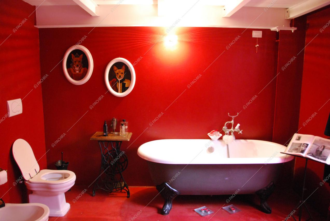 Bagno rosso con vasca da bagno con piedini
