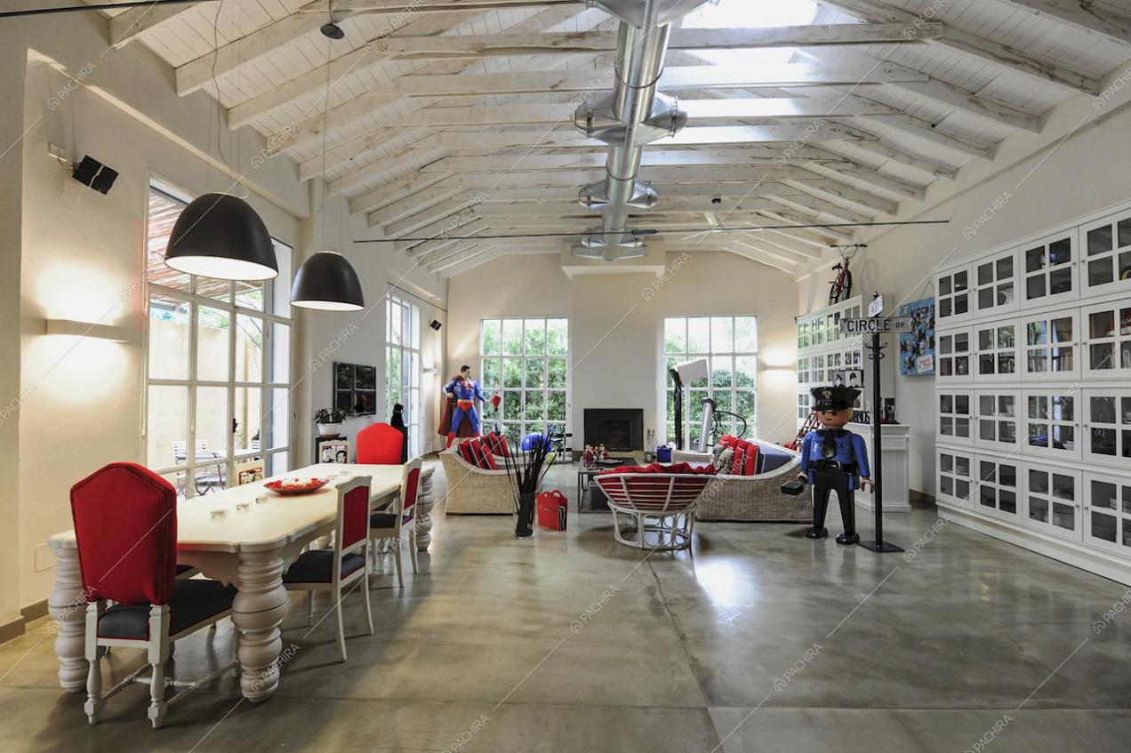 Tavolo da pranzo in ampio open space industriale