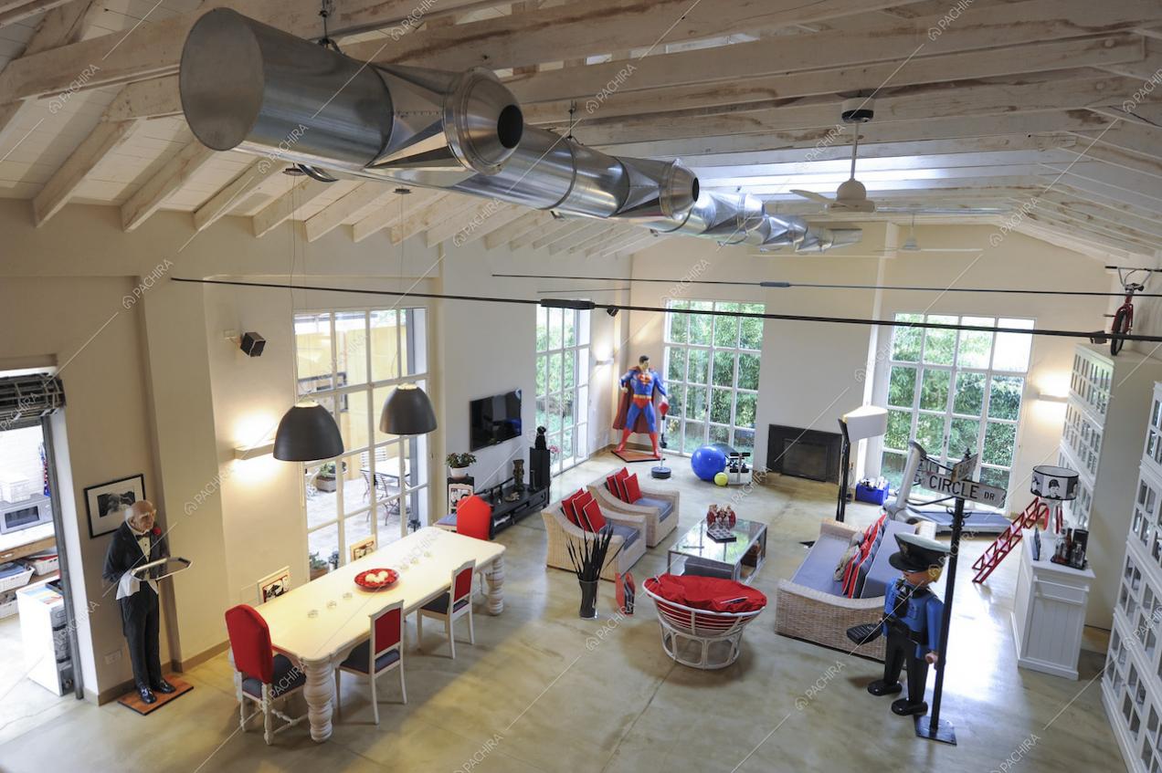 Open space con pavimento in cemento lisciato e vetrate
