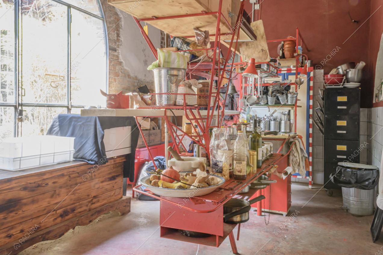 Struttura in ferro color rosso, cassapanca in legno e vetrata