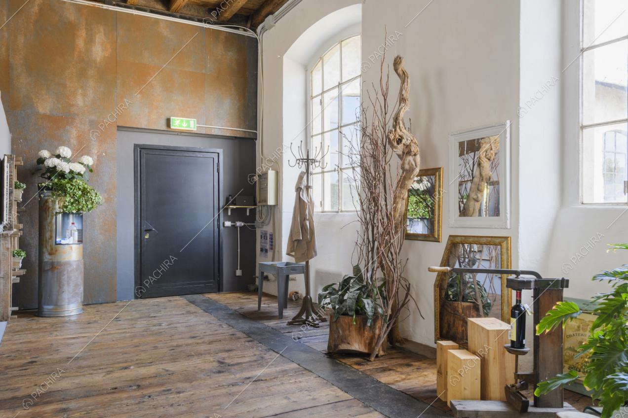 Ingresso con appendiabiti in legno e specchi con cornici