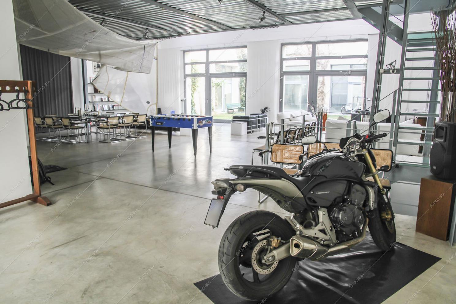 Moto nell'open space in cemento lisciato