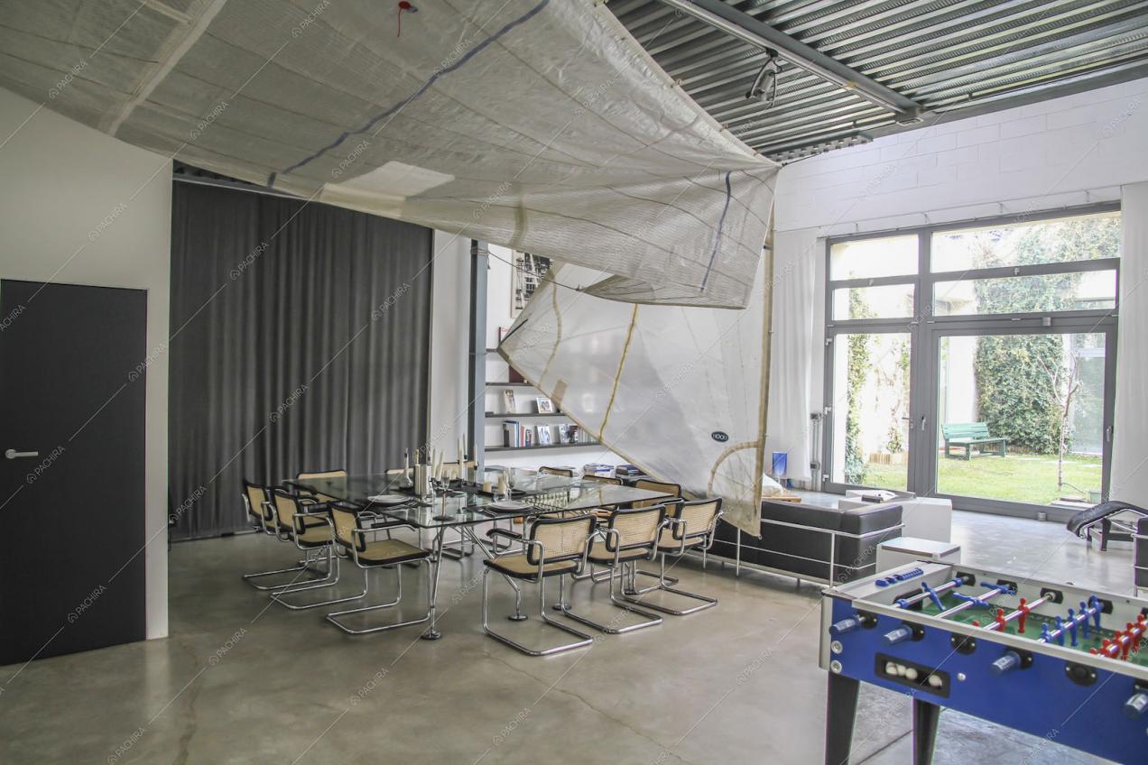 Calcetto e zona pranzo con tavolo in vetro