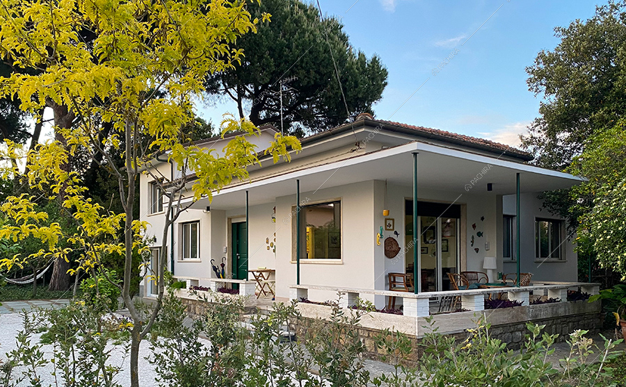 Esterni della villa Storace, location in stile moderno a Lucca