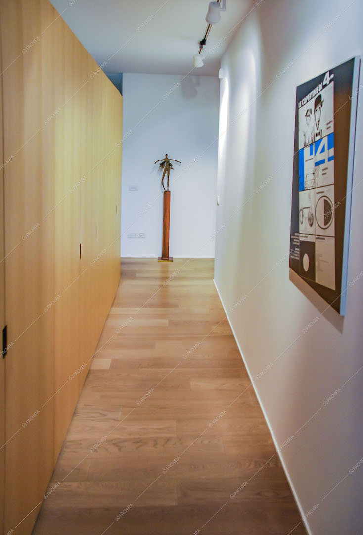 Corridoio con pavimento in parquet a listoni
