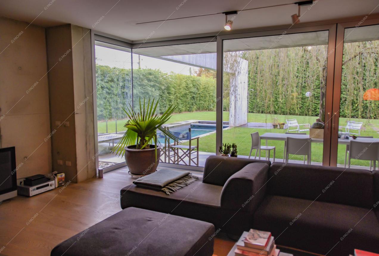 Vista sul giardino e sulla piscina dal soggiorno