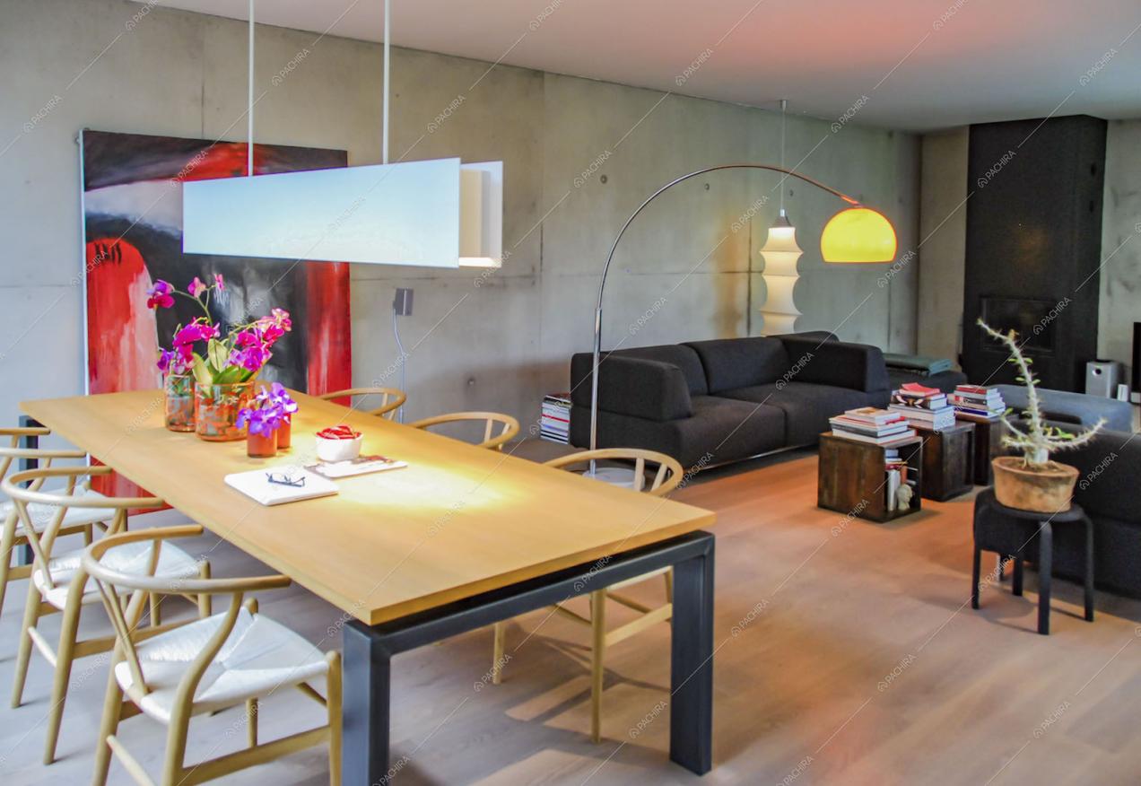 Zona living con pavimento in parquet
