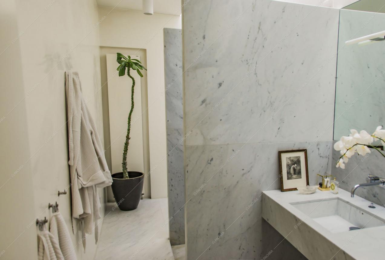 Lavandino su ripiano in marmo nel bagno