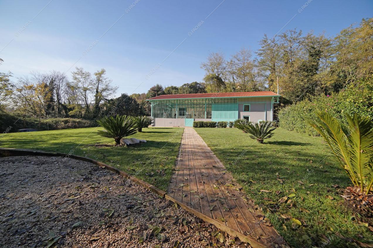 Vista della villa dal viottolo in parquet da esterno