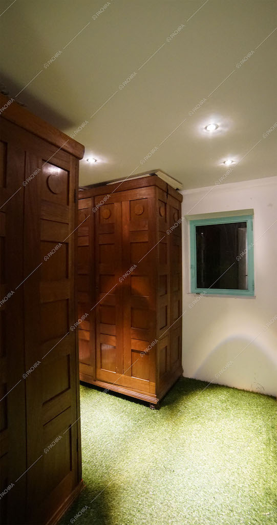 Spazio con armadi in legno