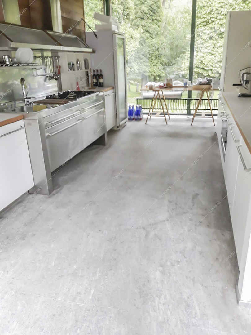 Cucina a muro con fornelli a gas e vista sul giardino dalle vetrate
