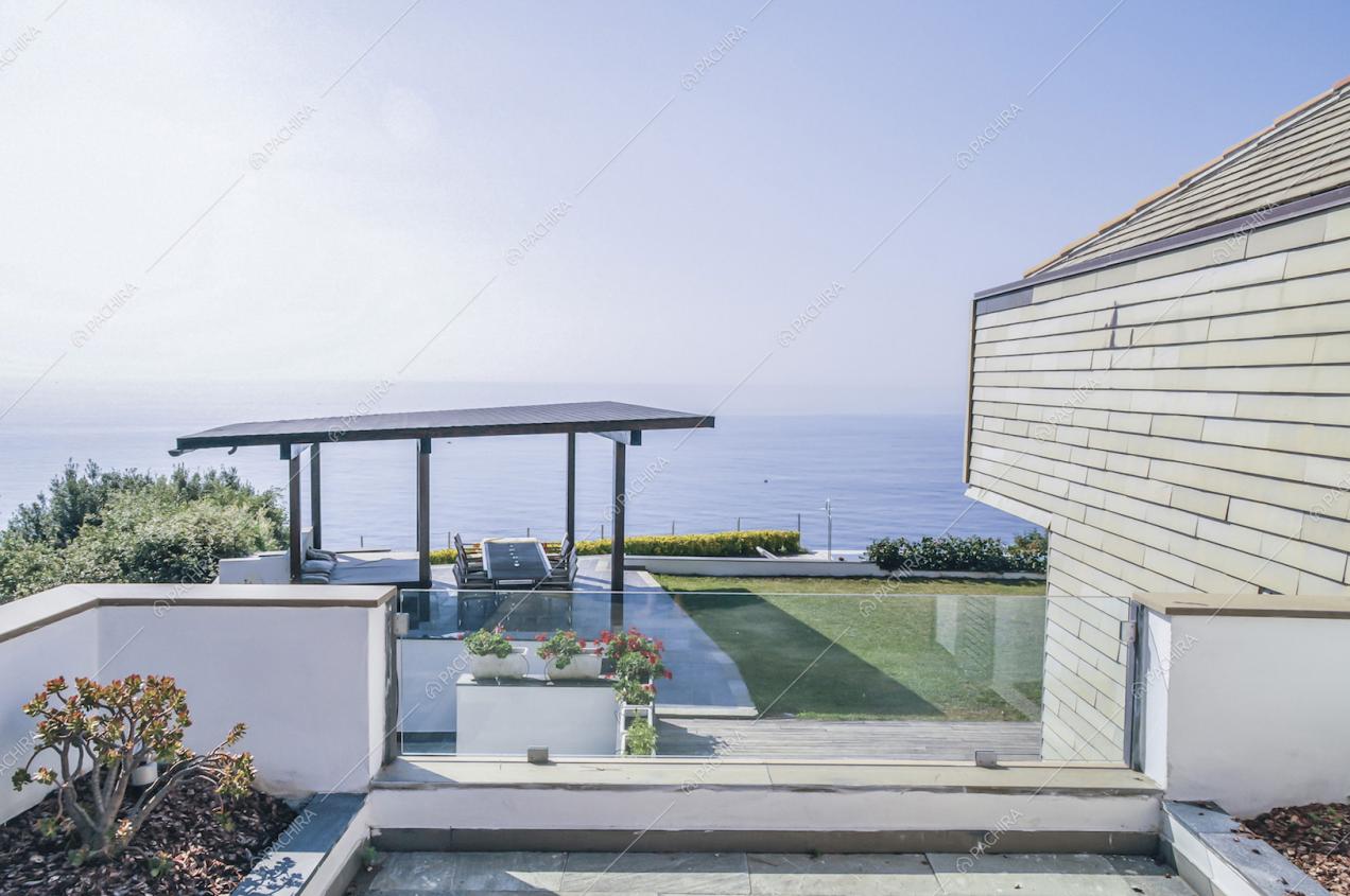 Giardino con gazebo pergola e vista panoramica