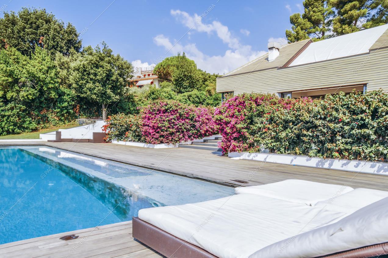 Scorcio sulla villa dalla piscina