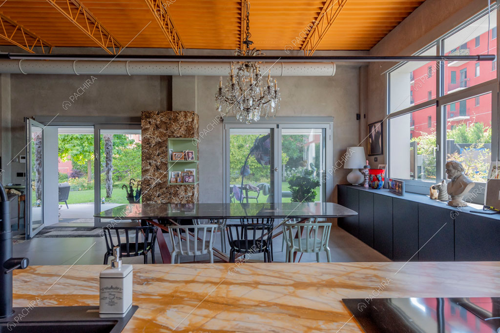 Cucina del loft Graviola, location in stile contemporaneo a Milano