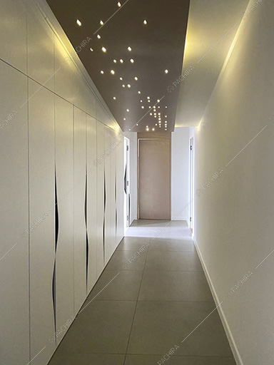 Corridoio dell'appartamento Carnelian, location in stile contemporaneo a Caserta