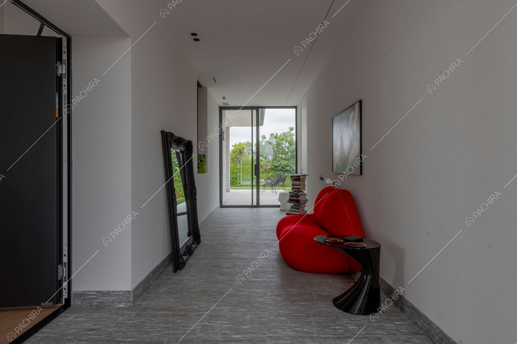 Corridoio con pareti bianche della villa Ladoga, location in stile contemporaneo a Varese