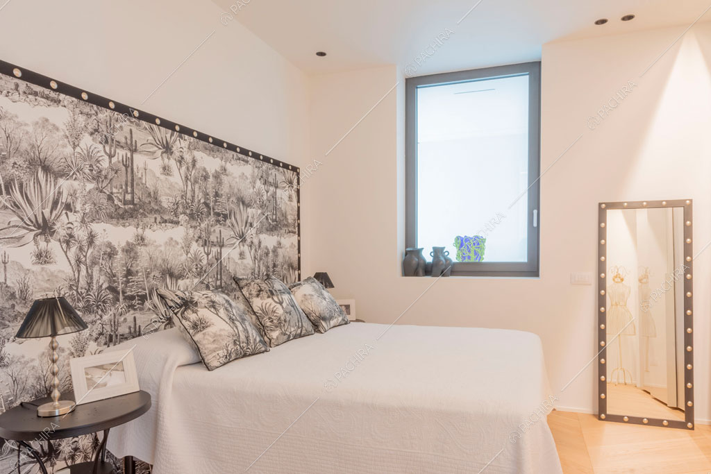 Camera da letto matrimoniale della villa Ladoga, location in stile contemporaneo a Varese