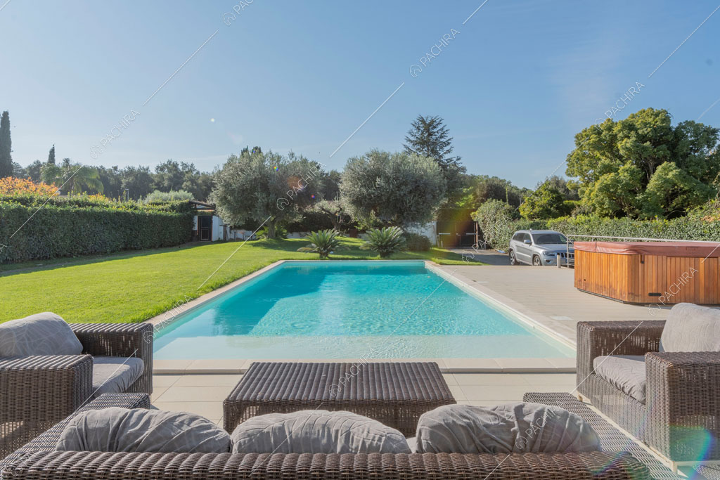 Piscina della villa Tagliamento, location in stile contemporaneo a Roma