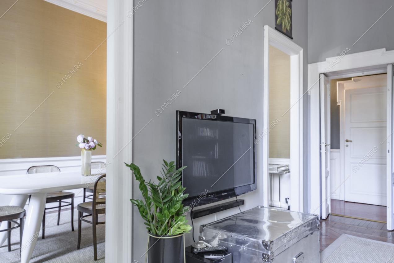 Televisore tra le porte che collegano soggiorno e sala da pranzo
