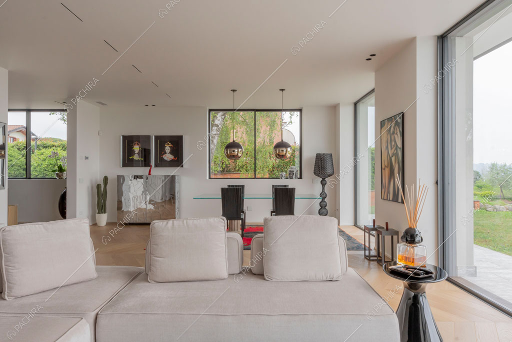 Luminosa zona living della villa Ladoga, location in stile contemporaneo a Varese