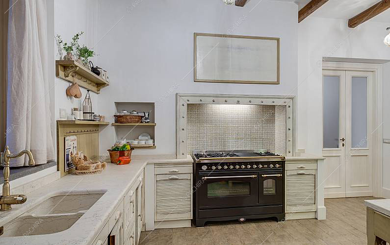 Cucina a parete della villa Kunzite, location in stile moderno a Roma