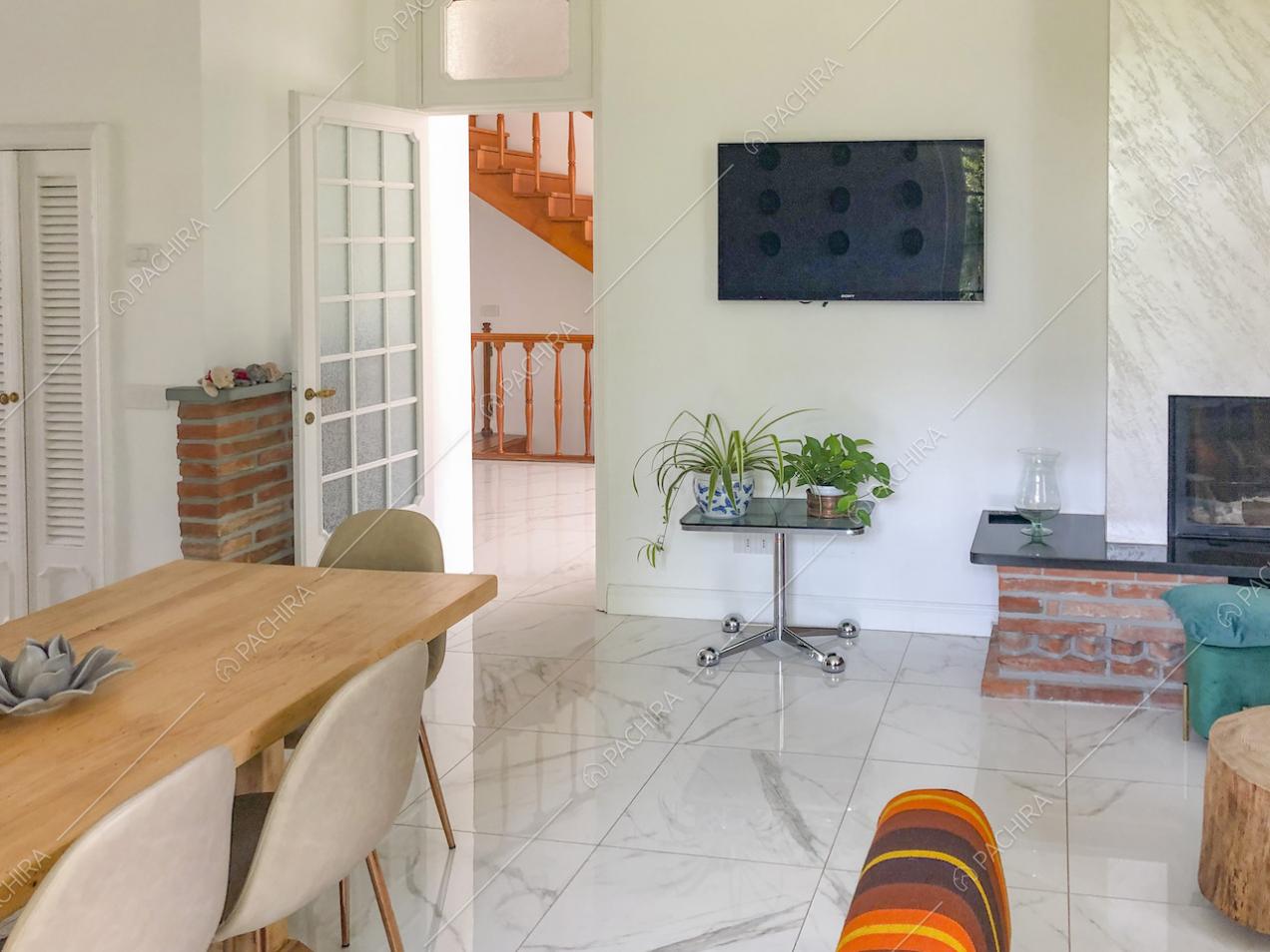 Zona giorno con tavolo da pranzo e televisione